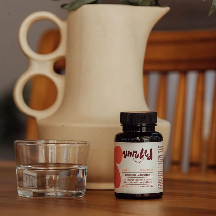 capsulas reishi sobre mesa