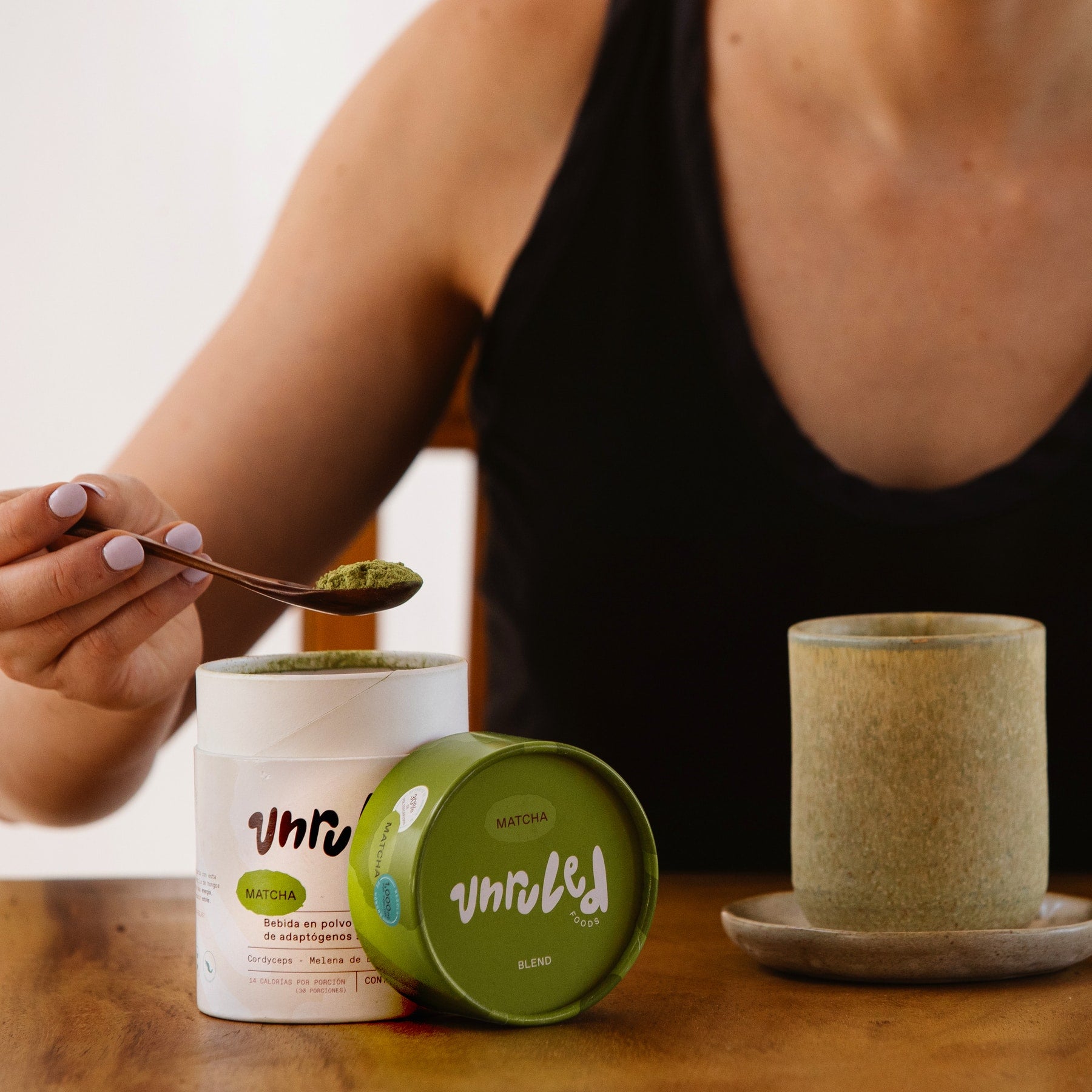 Matcha Bote Blend Unruled Foods con persona